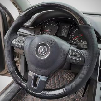 Funda de volante cuero microperforado y simil carbono hilo rojo Vento MK6