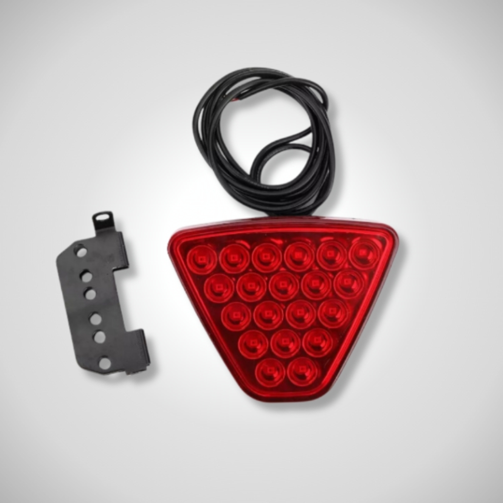 Luz Led de Stop Triangular Roja (Tipo Fórmula 1)